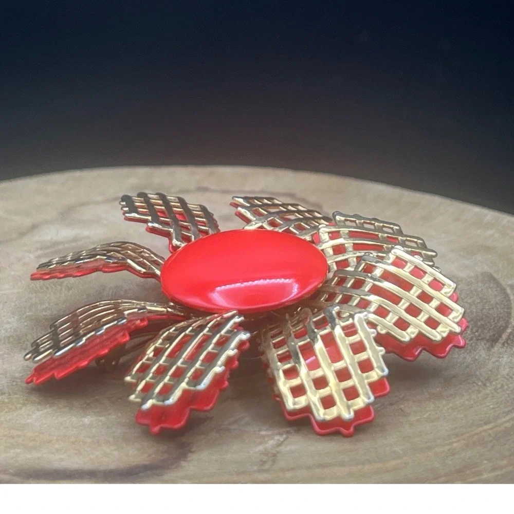Vtg mid-century‎ vintage Goldtone woven Lucite Flower Brooch  50s/60s